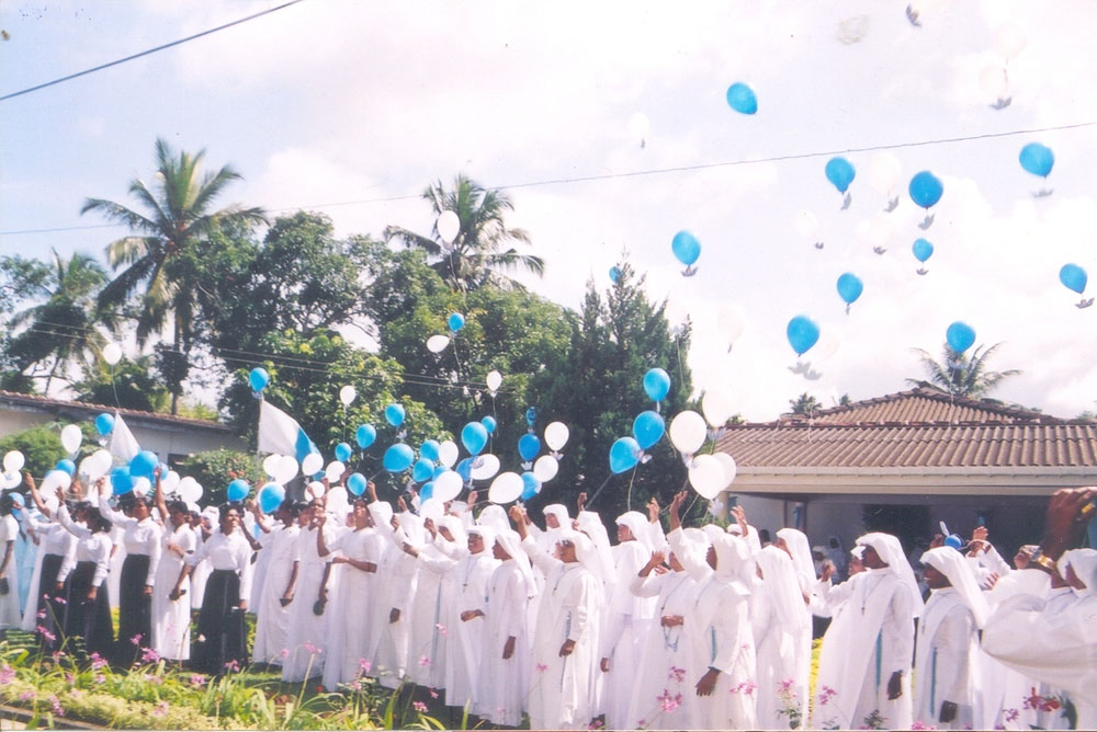 Releasing hundred baloons carrying messages of peace to mark the centenary Releasing hundred baloons carrying messages of peace to mark the centenary